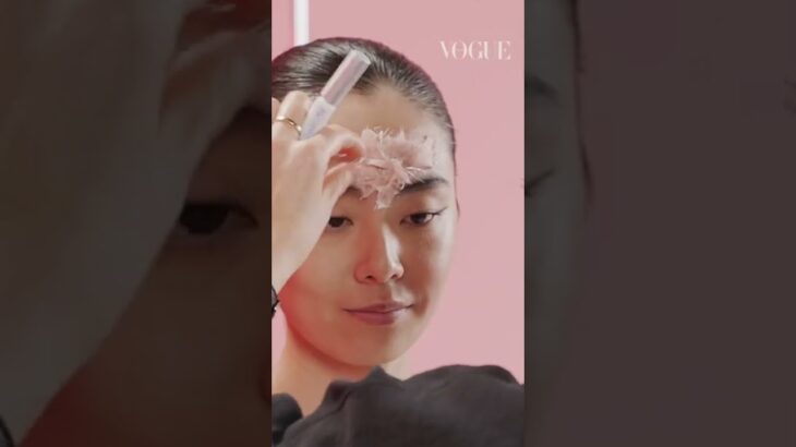 プロのメイク、テーマ「桜」を和紙で表現。| VOGUE JAPAN #Shorts #TripleTake #メイク