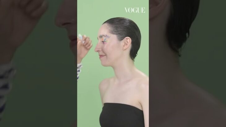 プロのメイク、テーマ「虹」を星で表現。| VOGUE JAPAN #Shorts #TripleTake #メイク